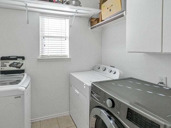 Building Photo - 3319 Shadowbark Dr