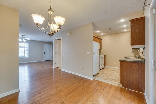 Building Photo - 2 br/ 2.5 bath condo in Johnson City TN