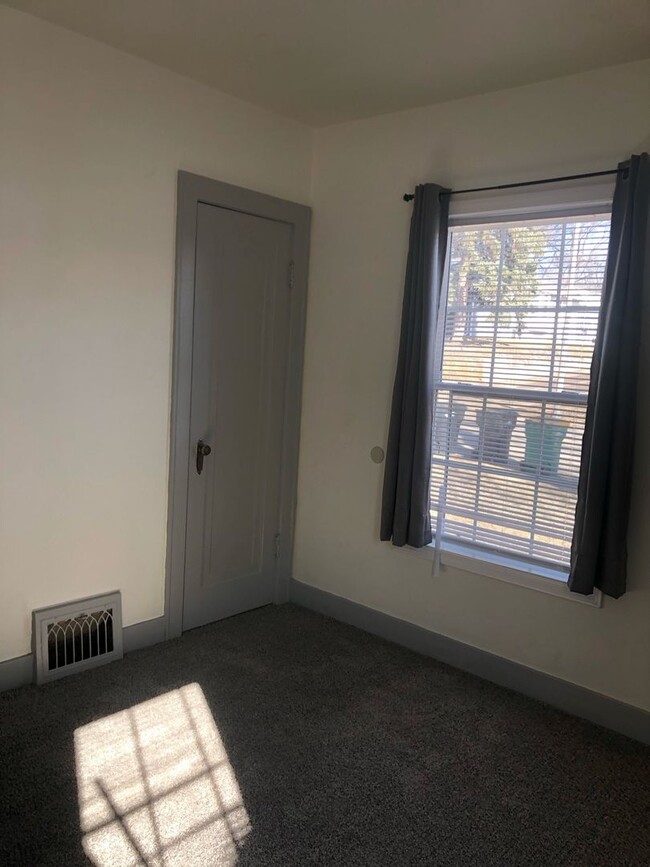 Building Photo - 4 bed 2 bath single family home