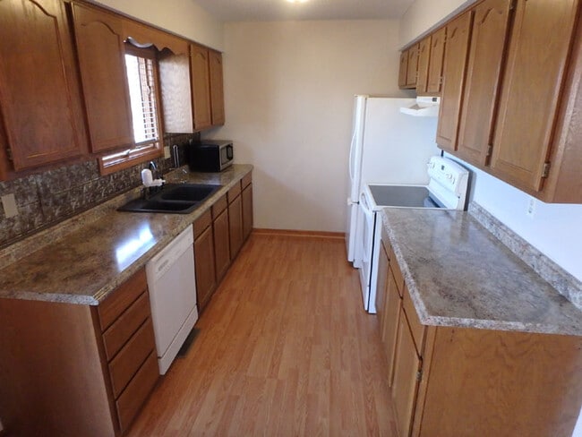 Building Photo - 3418 SE Walnut Dr