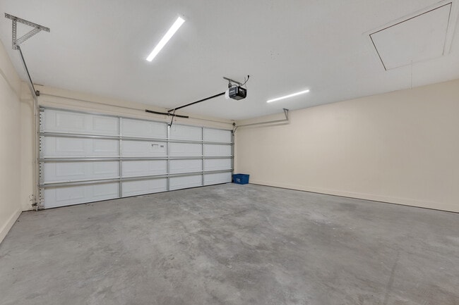 Building Photo - 2101 Fox Ridge Rd