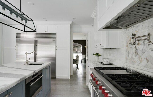 Building Photo - 1214 Coldwater Canyon Dr