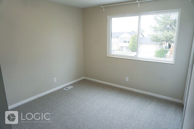 Building Photo - 1208 E Cedar View Dr