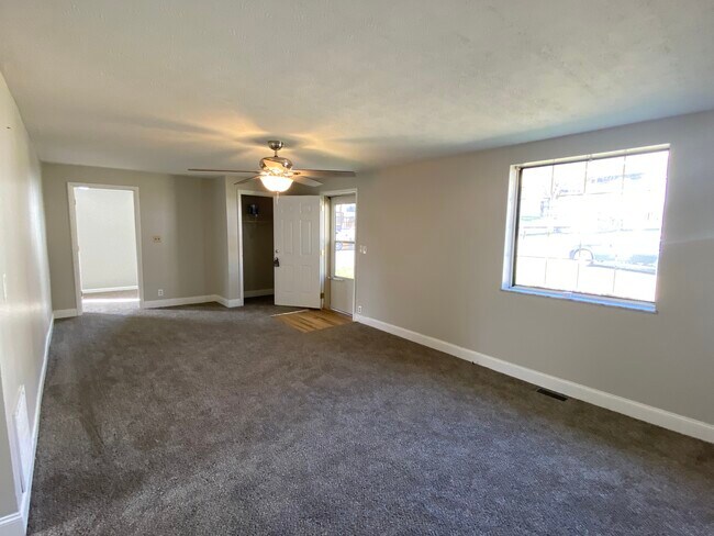 Building Photo - 104 1st St