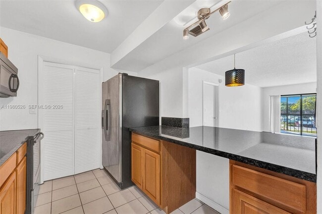 Building Photo - 230 Lakeview Dr