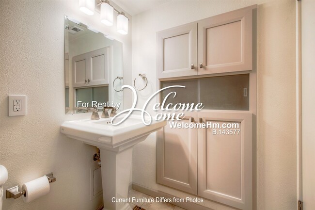 Building Photo - Furnished Park Tower Condo with views of t...