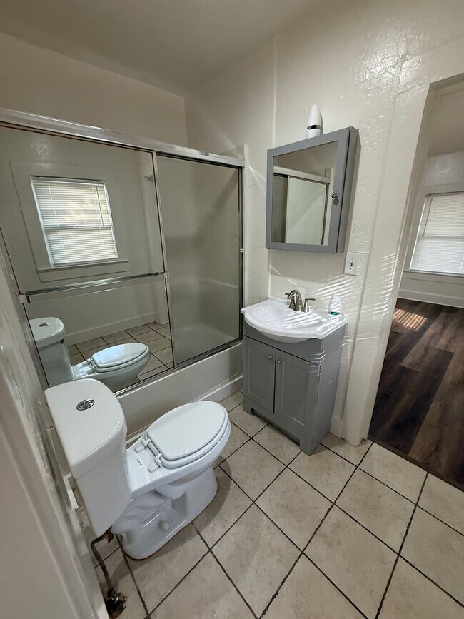 Building Photo - HOUSE:  3 Bed, 1 bath, Large Yard, Newly R...