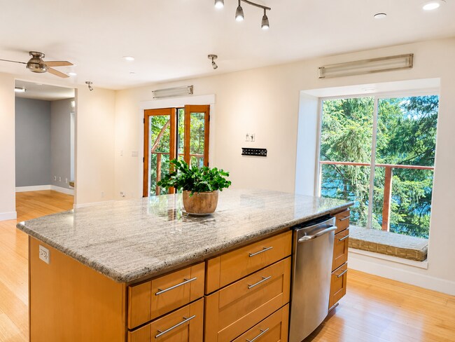 Building Photo - Elevated 2-Bedroom Home with Lake Sammamish Views