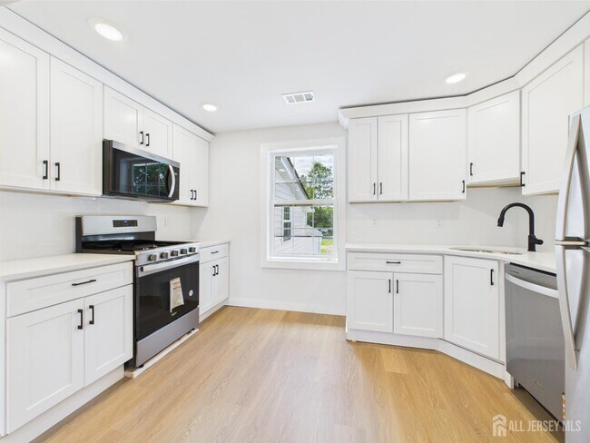 Building Photo - 10 W Railroad Ave