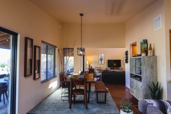 Building Photo - Contemporary Desert Beauty with Pool