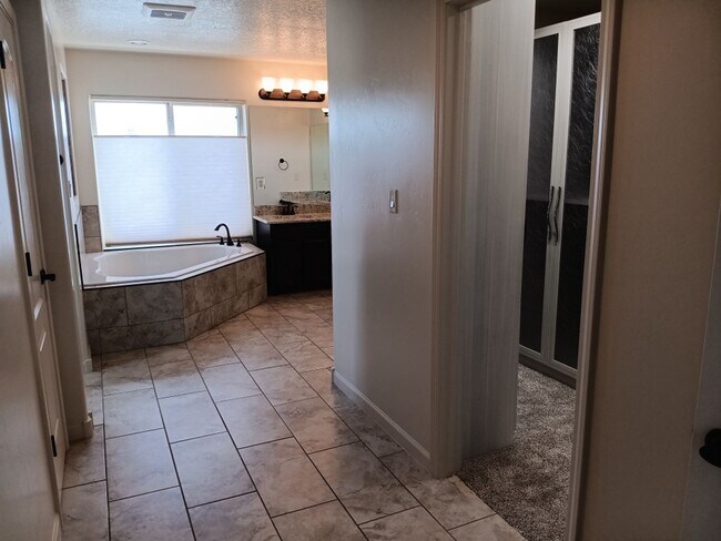 Building Photo - Stunning 4 bedroom, 3.5 bathroom home! Sho...