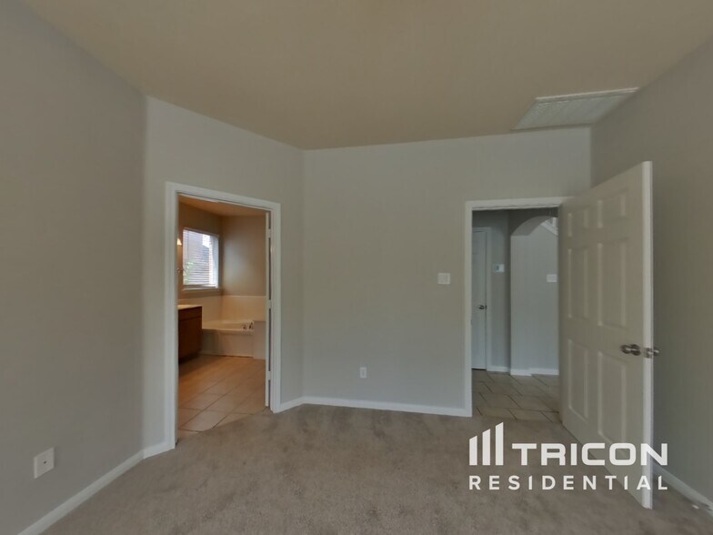 Building Photo - 405 Red Hawk Dr