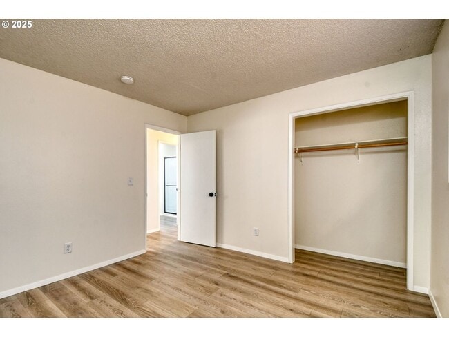 Building Photo - Charming 3 Bedroom Home