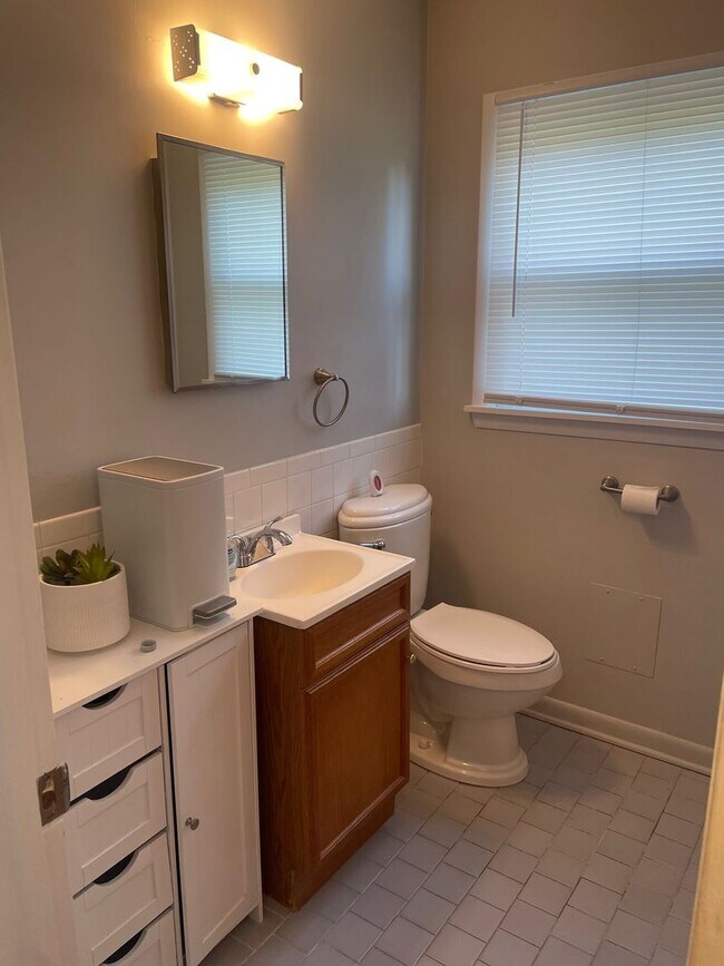 Building Photo - Well-maintained Ranch home with large yard, NO YARDWORK.
