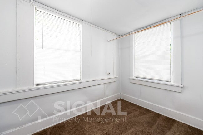 Building Photo - 512 1st St N