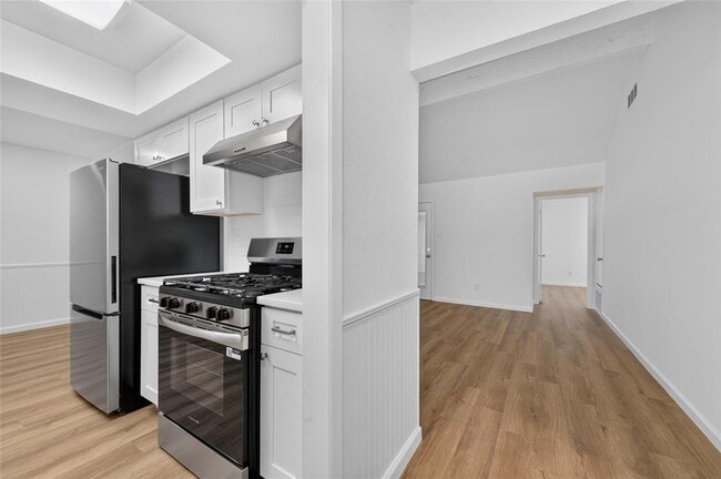 Building Photo - 503 Lakeway Dr