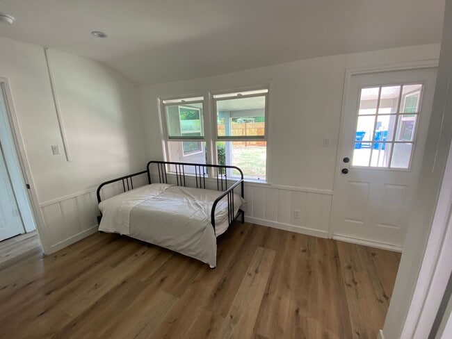 Building Photo - UNFURNISHED- 3B2B House in Toluca Lake/NoHo