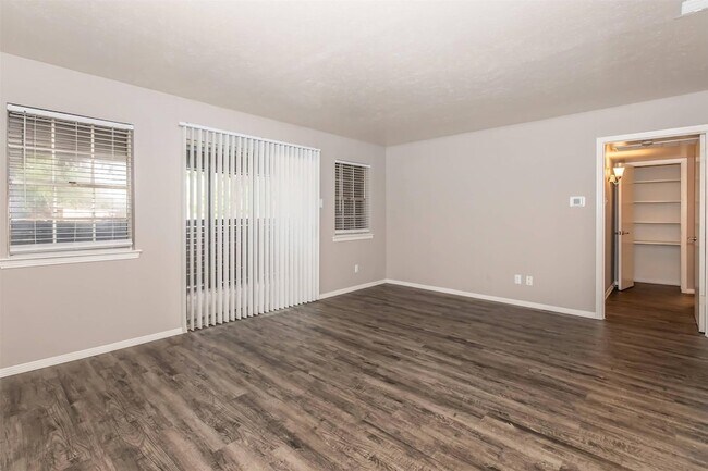 Building Photo - 1212 Hampshire Ln