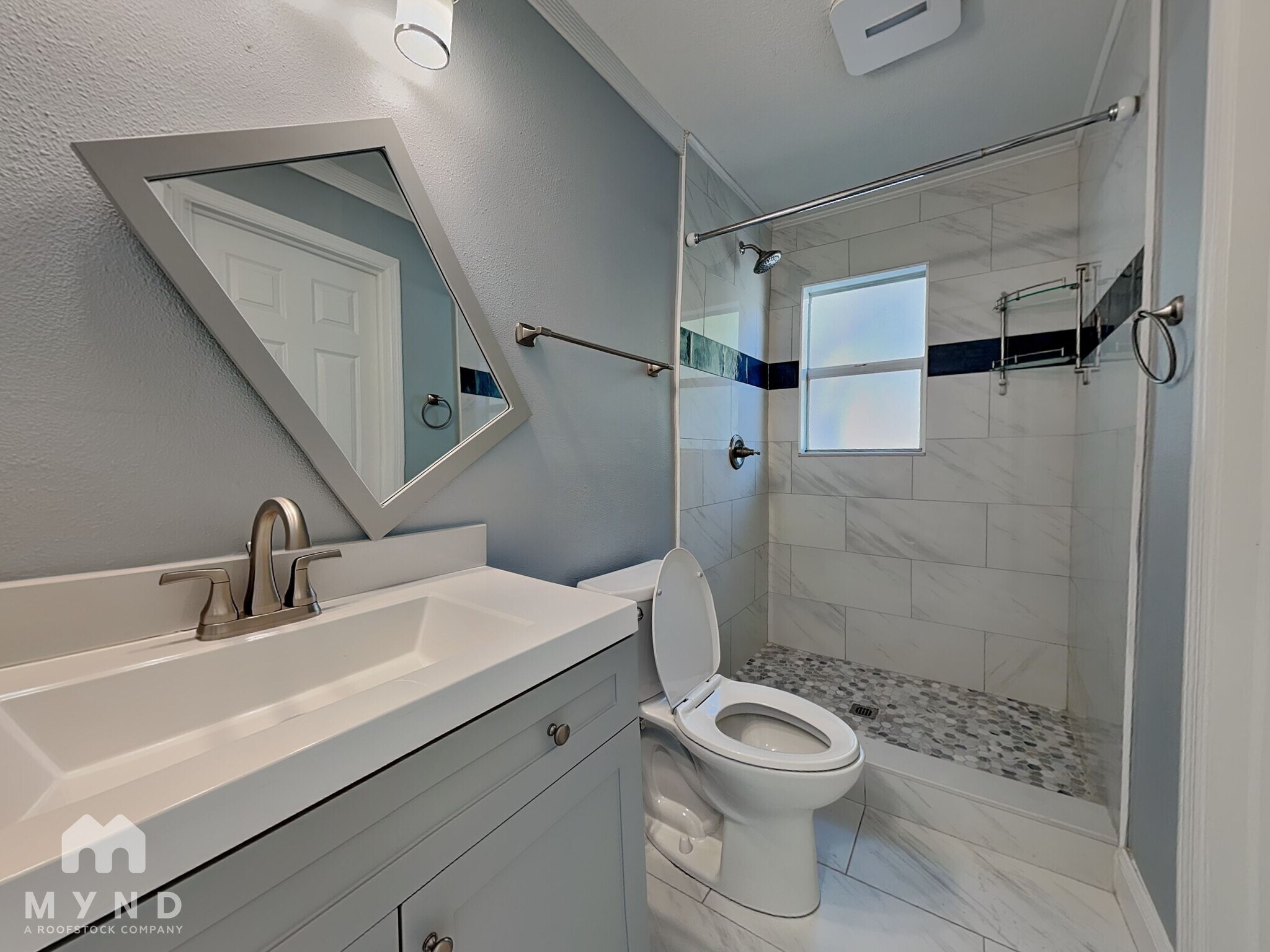 Building Photo - 208 Pine St