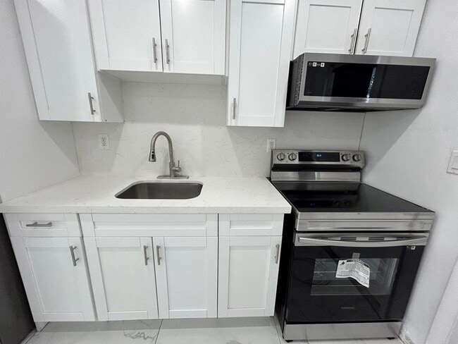 Building Photo - 4350-4352 SW 62nd Ave