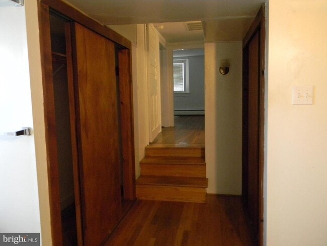 Building Photo - 863 Lombard Rd