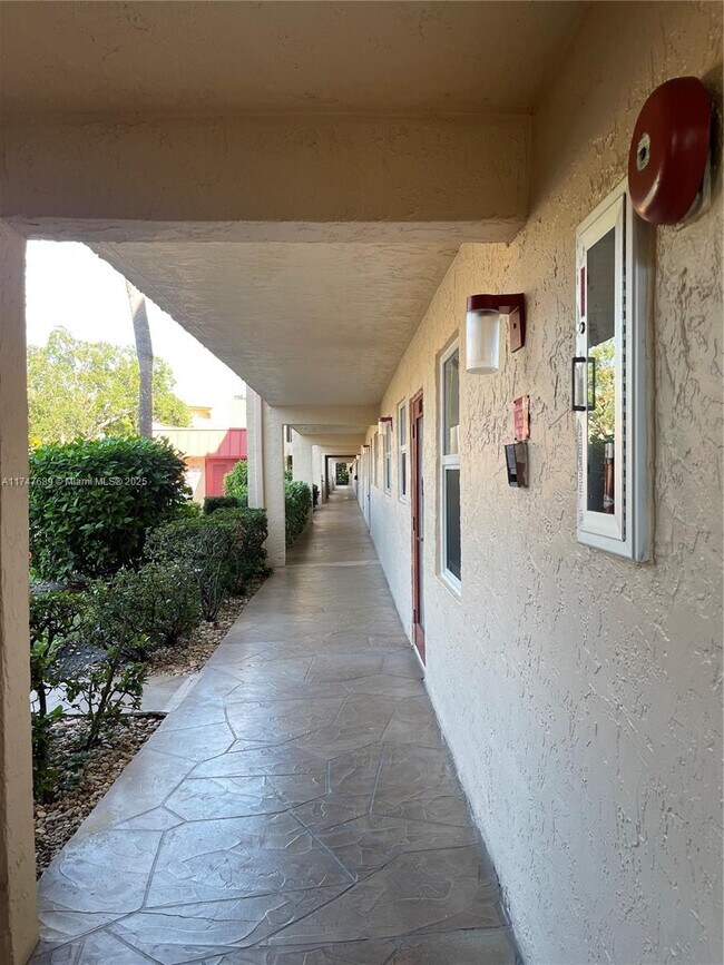 Building Photo - 1015 Country Club Dr