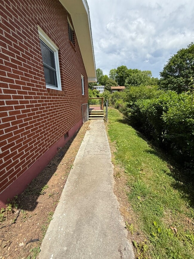 Building Photo - 275 Bellmeade Dr