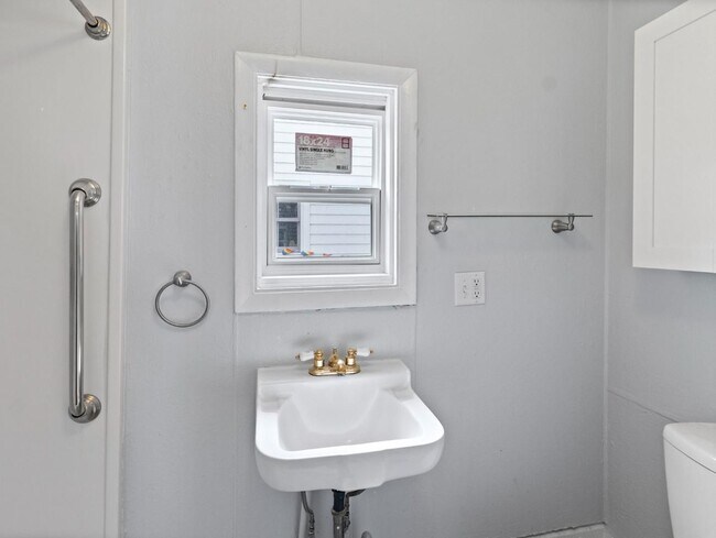 Building Photo - 930 E Dayton St