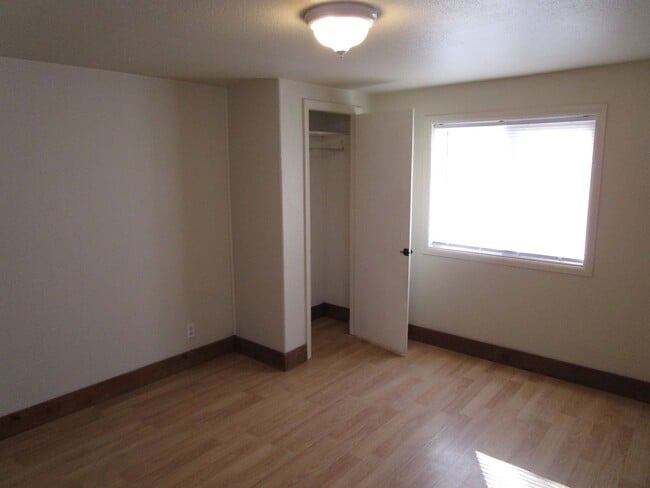 Building Photo - *PRICE REDUCED* 2 Bedroom Home with Large ...