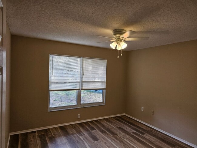 Building Photo - Move In Ready