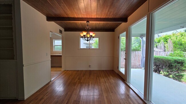 Building Photo - Sherman Oaks 3+2 w/appliances, wood floors...