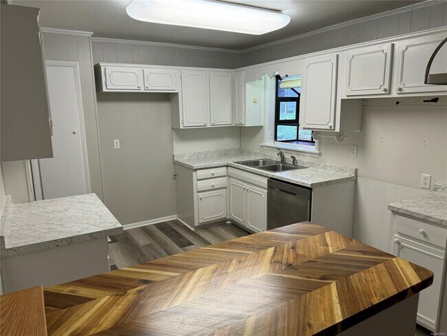 Building Photo - 768 Marquette Dr