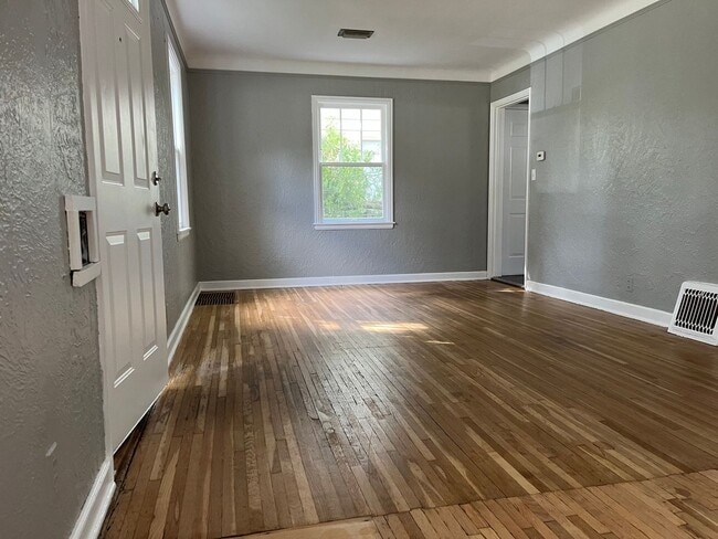 Building Photo - 3 Bedroom 1 Bathroom House in Minneapolis!