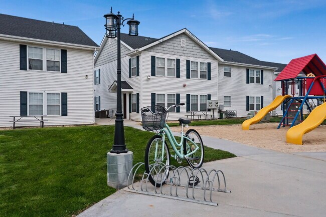 Building Photo - Upper Level 2 Bedroom 1 Bath Apartment