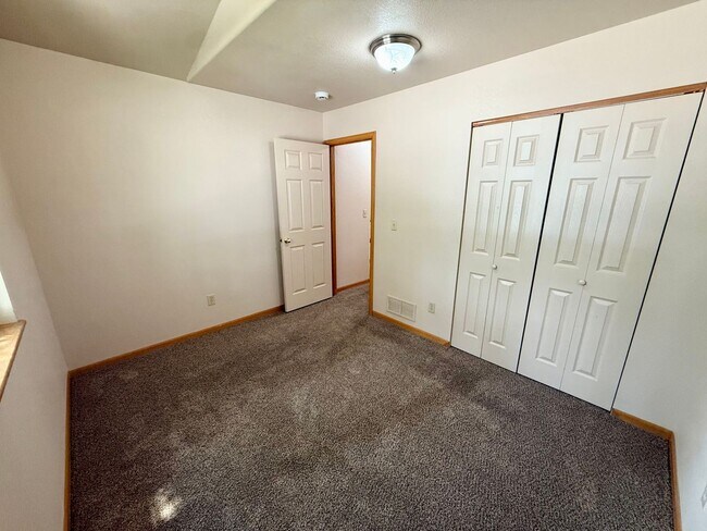 Building Photo - Ranch Style Home Located on Dead-End Street, Easy Access to I-25