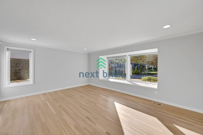 Building Photo - Stunning 5-Bedroom Home in Bellevue’s Top School District!