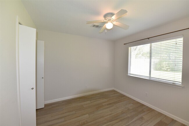 Building Photo - 8558 Laurel Trails Dr