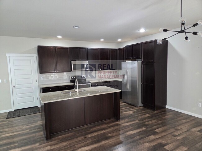 Building Photo - Modern 3 Bedroom, 2.5 Bath Home In Quiet Community!