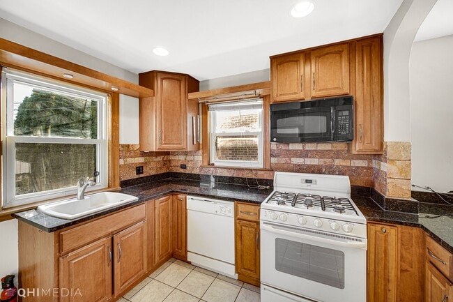 Building Photo - 3 Bed 2 Bath is West Elsdon neighborhood o...