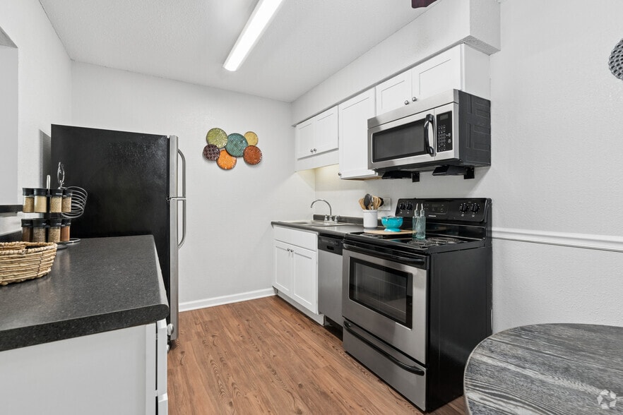 2BR, 1BA - 770SF - Kitchen - Estes Park - Students Save Up To 10%!