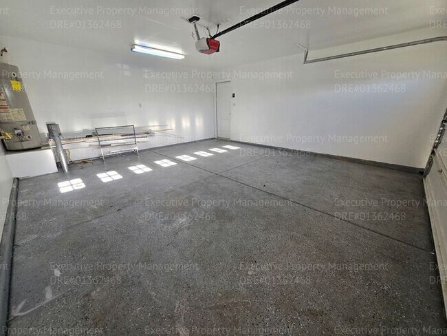 Building Photo - 4 bedroom/ 2 bathroom located in the South...