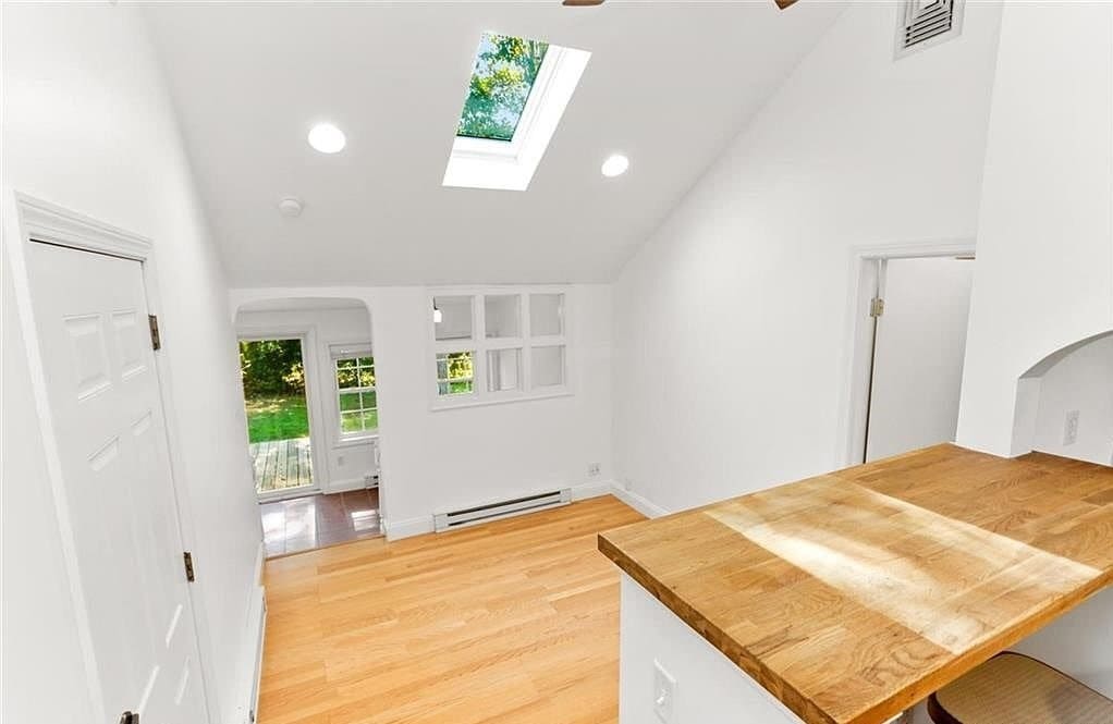 Building Photo - 8 Deerwood Ct