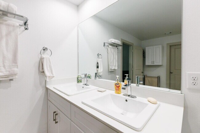 Building Photo - Spacious 4 Bed, 2 Bath Home in Abbey Glen w/ Liberty High School Feeder Pattern!
