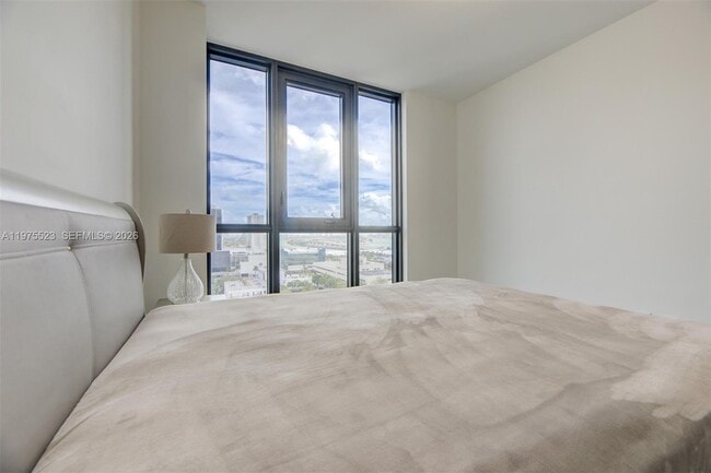 Building Photo - 1600 NE 1st Ave