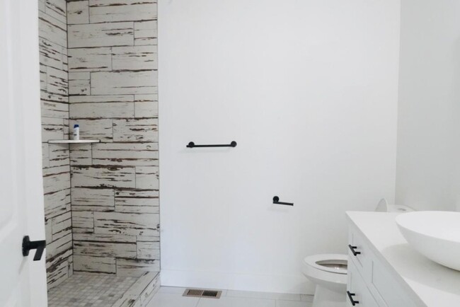 Building Photo - 610 Madola Rd