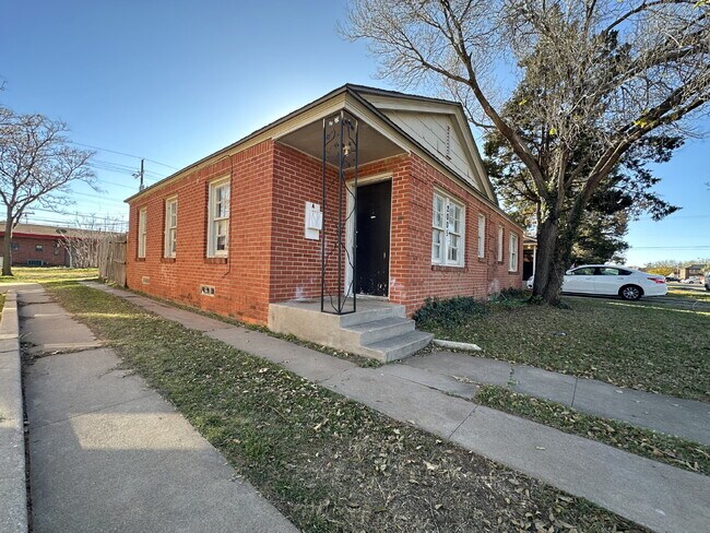 Building Photo - Cozy 1/1 with Private Yard, Close to TTU