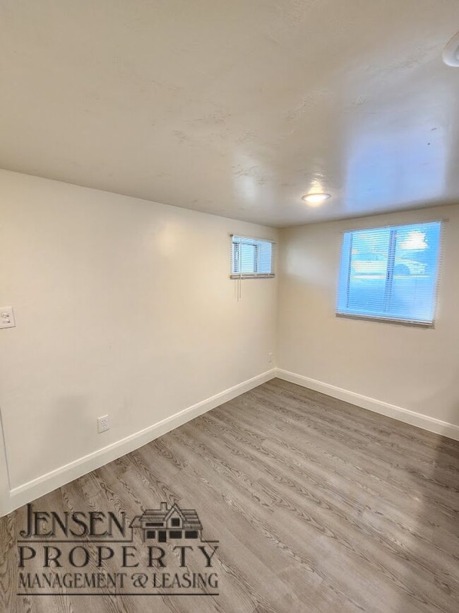 Building Photo - R698