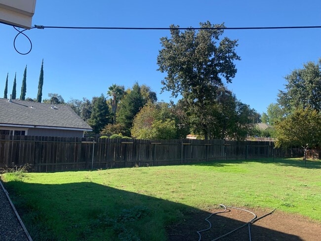 Building Photo - 3 bedroom 2 bath home with HUGE yard in Orangevale