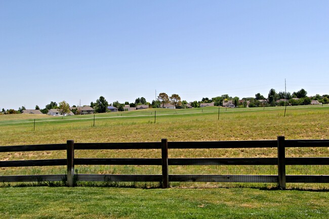 Building Photo - GOLF COURSE LIVING!