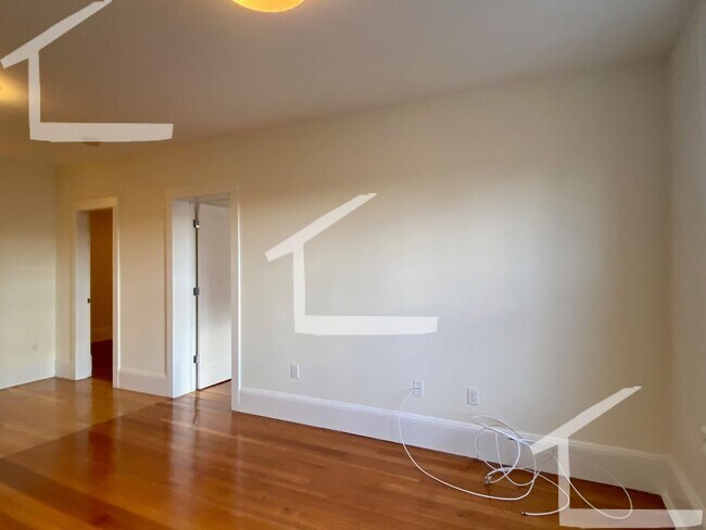Building Photo - Nicely Renovated 2BR/1Bath in Brookline!